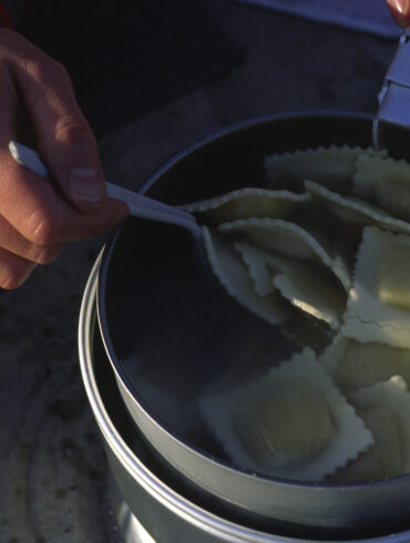 Koka ravioli i trangiakök.