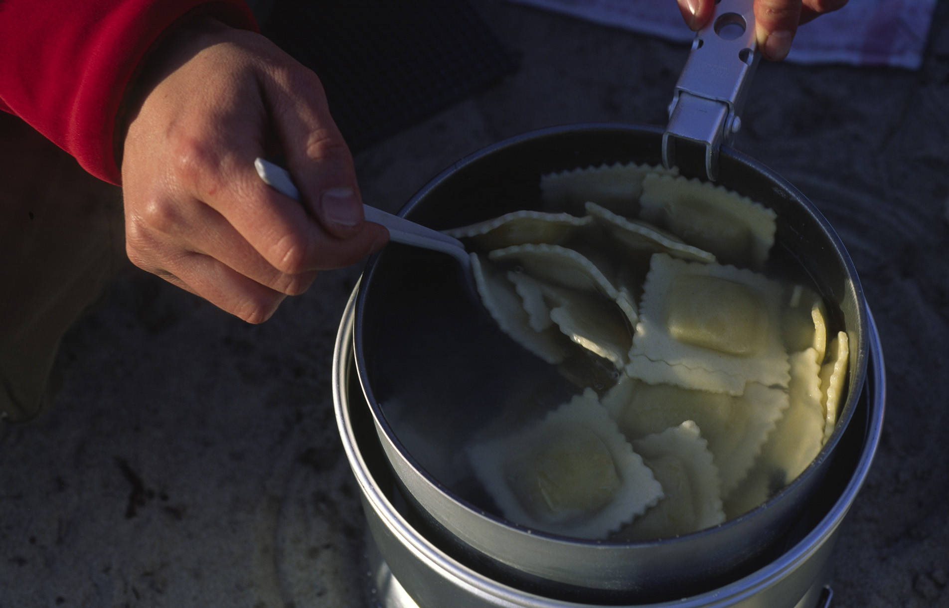 Koka ravioli i trangiakök.