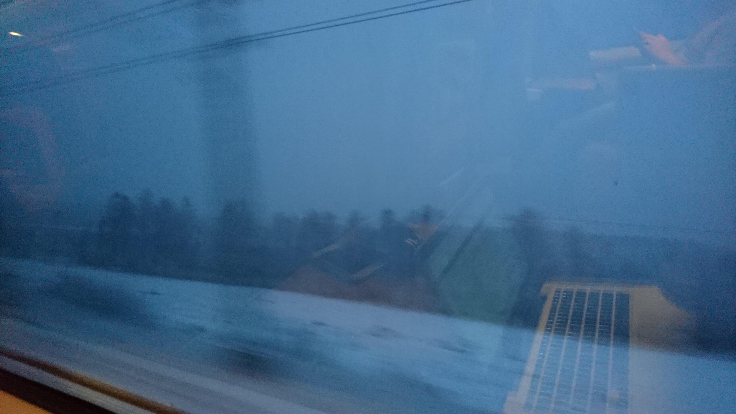 suddig bild genom tågfönster
